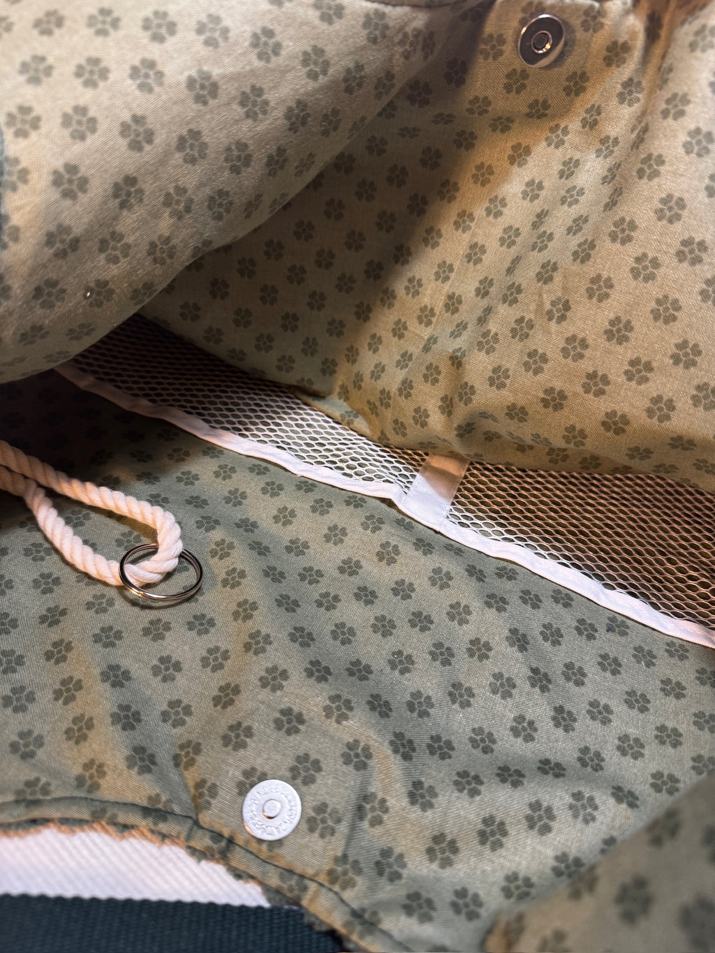 Breitcord-Umhängetasche Tannengrün