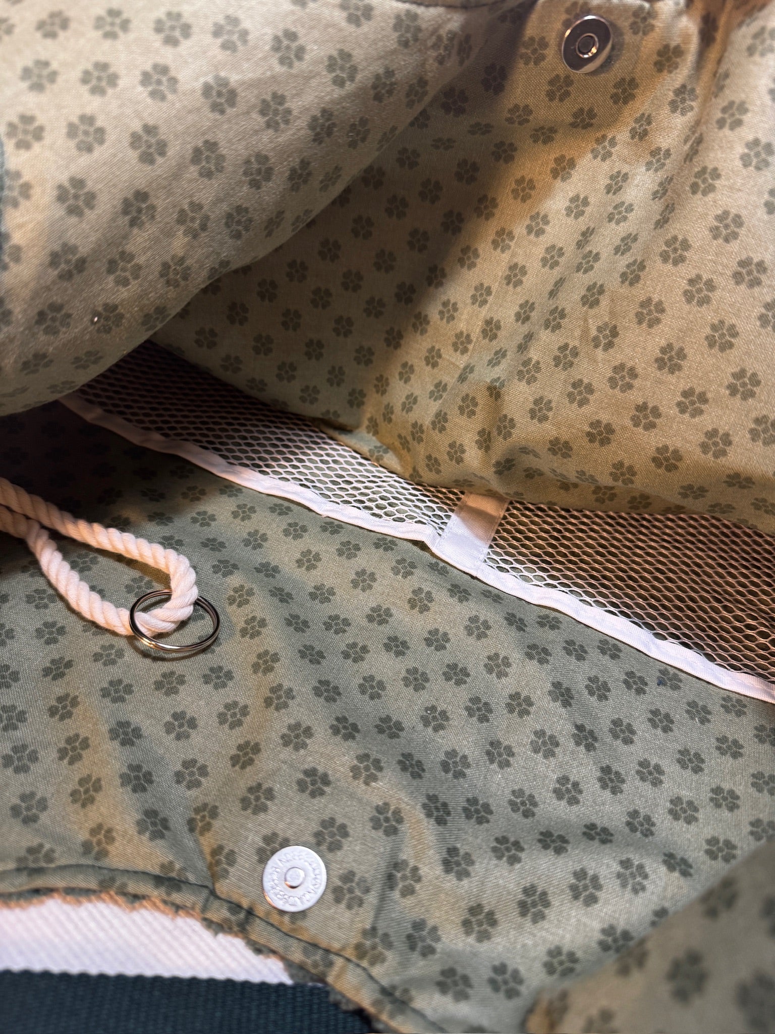 Breitcord-Umhängetasche Tannengrün