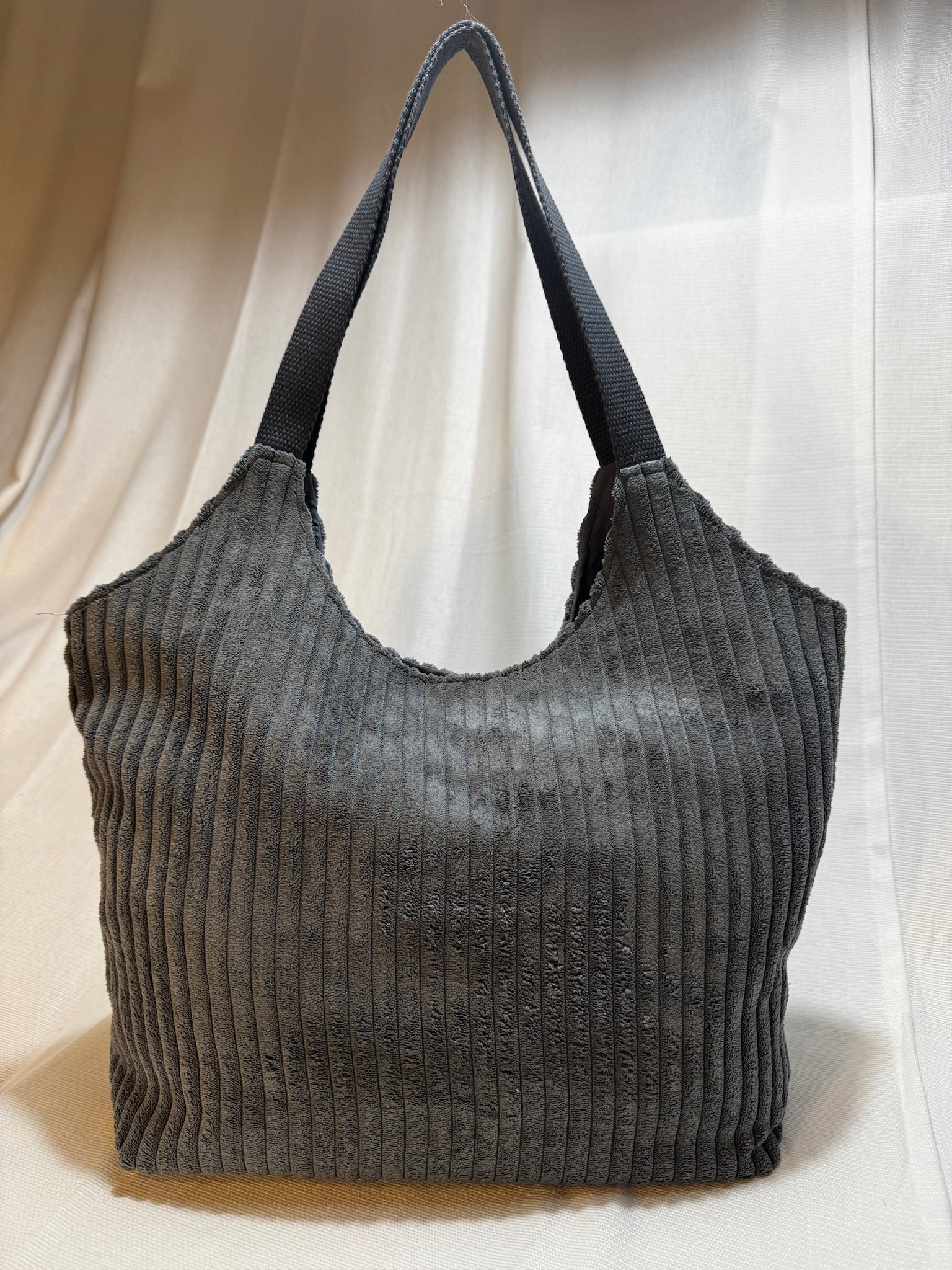 Breitcord-Umhängetasche Anthrazit