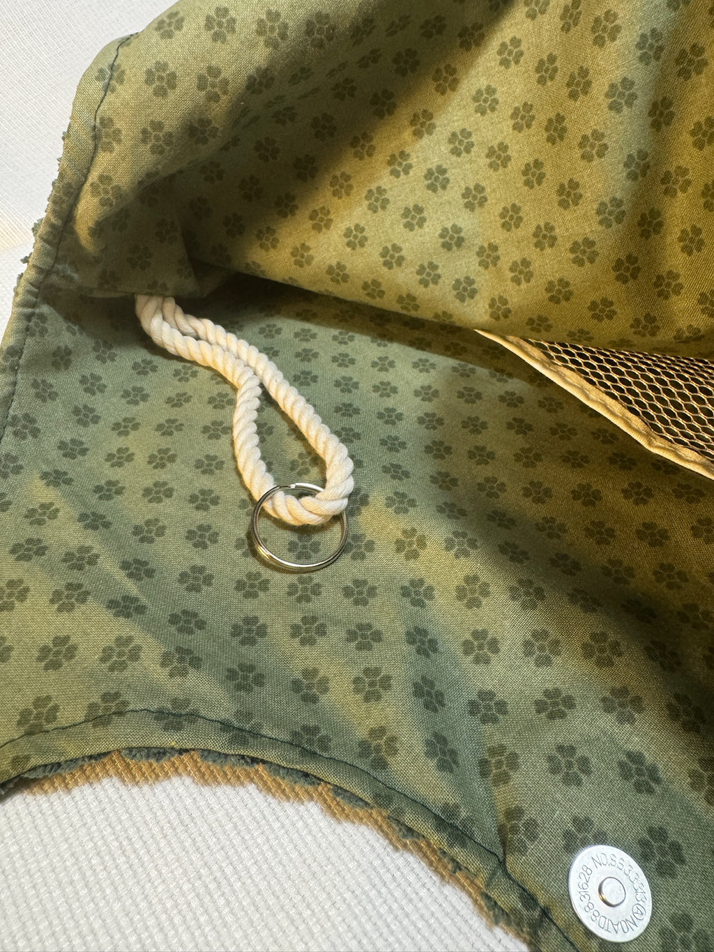 Breitcord-Umhängetasche Tannengrün