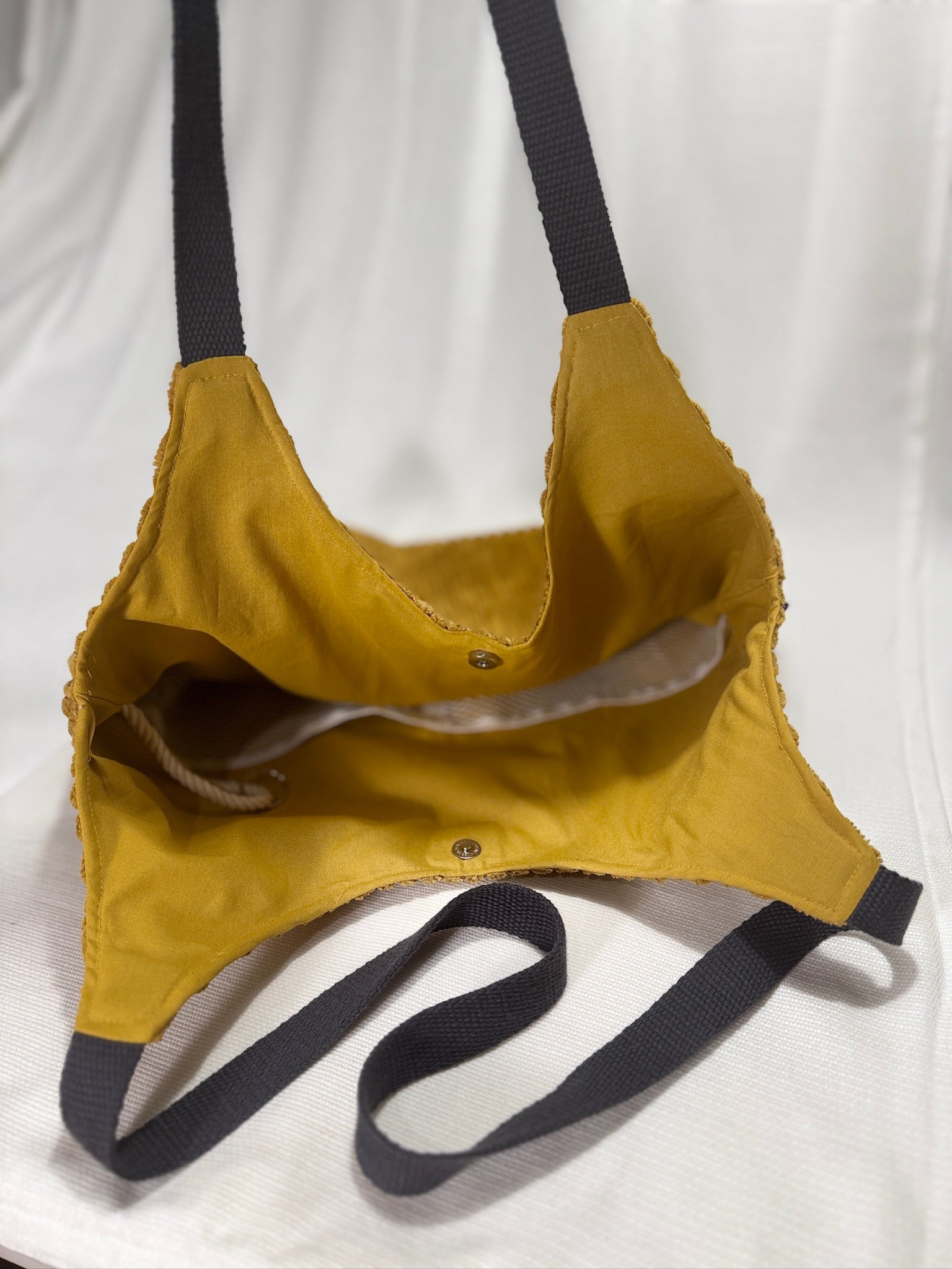 Breitcord-Umhängetasche