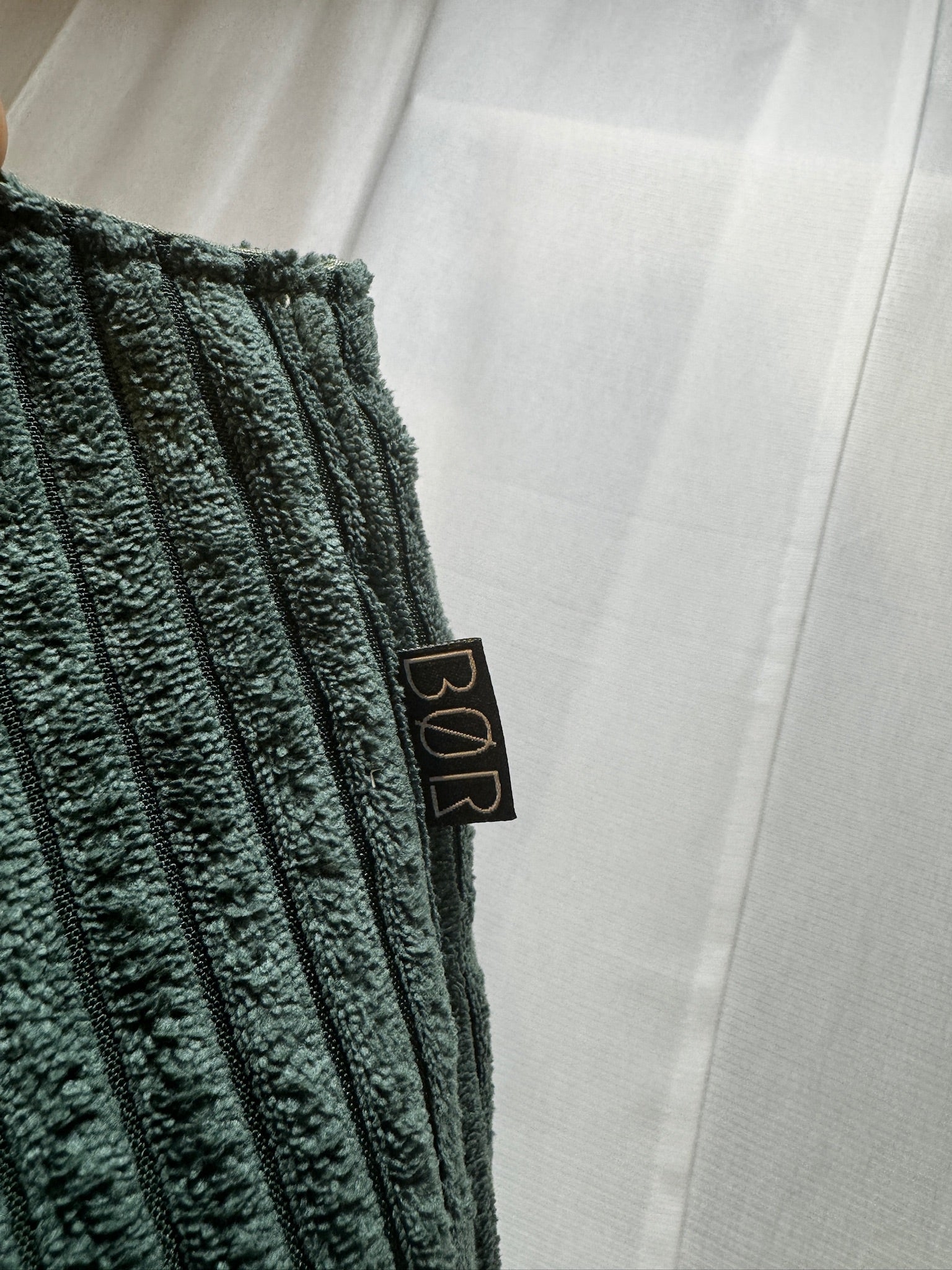 Breitcord-Umhängetasche Tannengrün