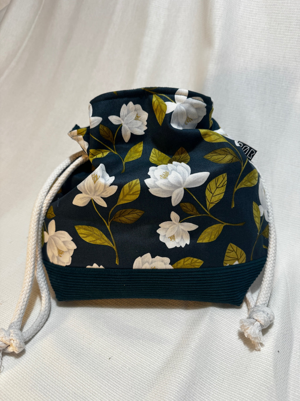 Projekttasche mit Kordelzug – Florales Design in Dunkeltürkis - Größe M