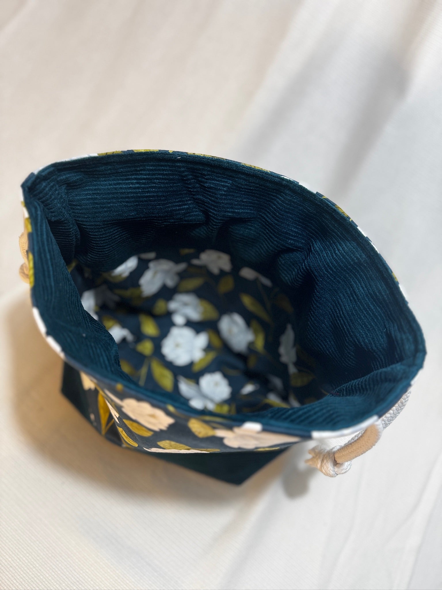 Projekttasche mit Kordelzug – Florales Design in Dunkeltürkis - Größe M