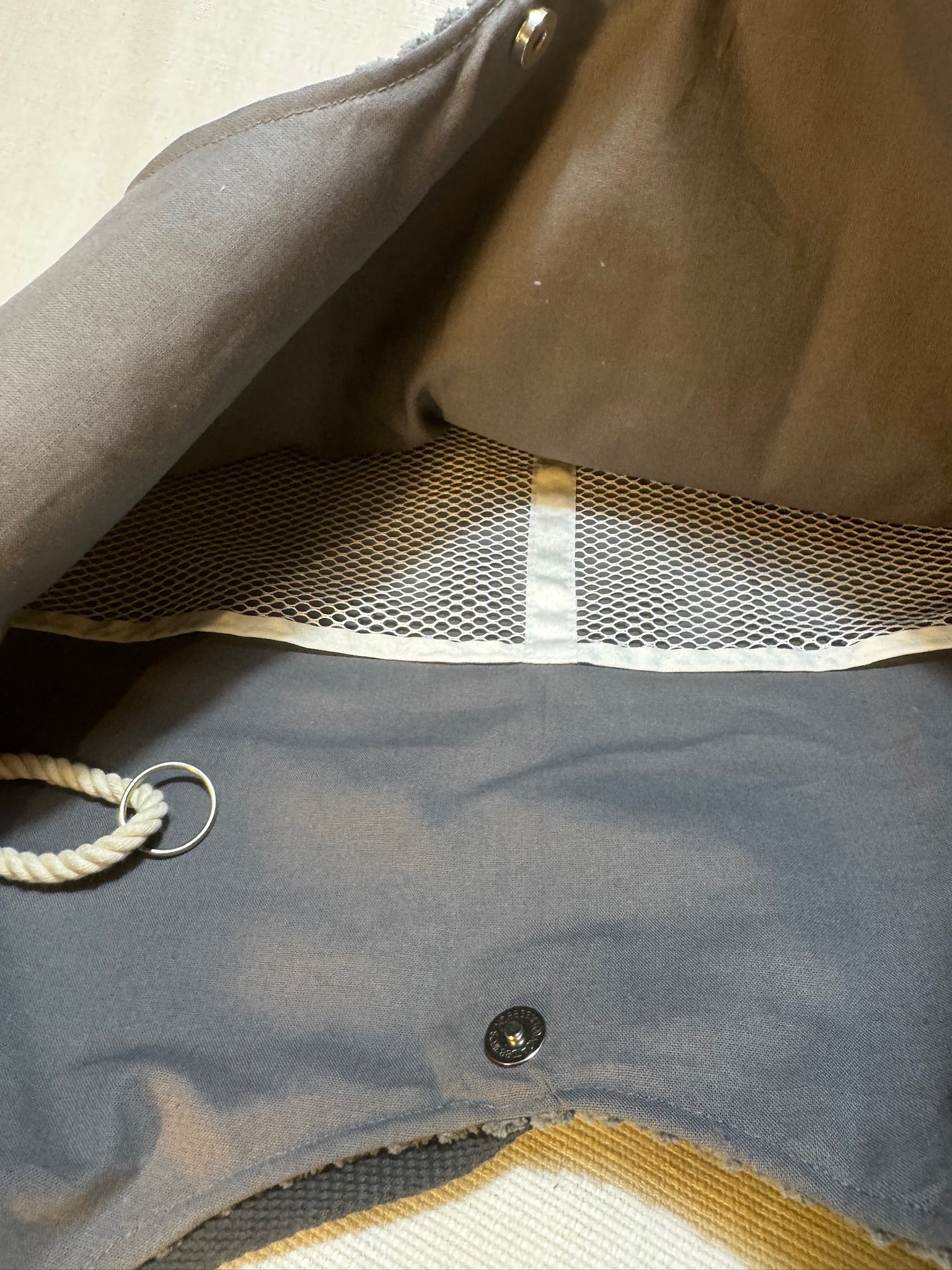 Breitcord-Umhängetasche Anthrazit