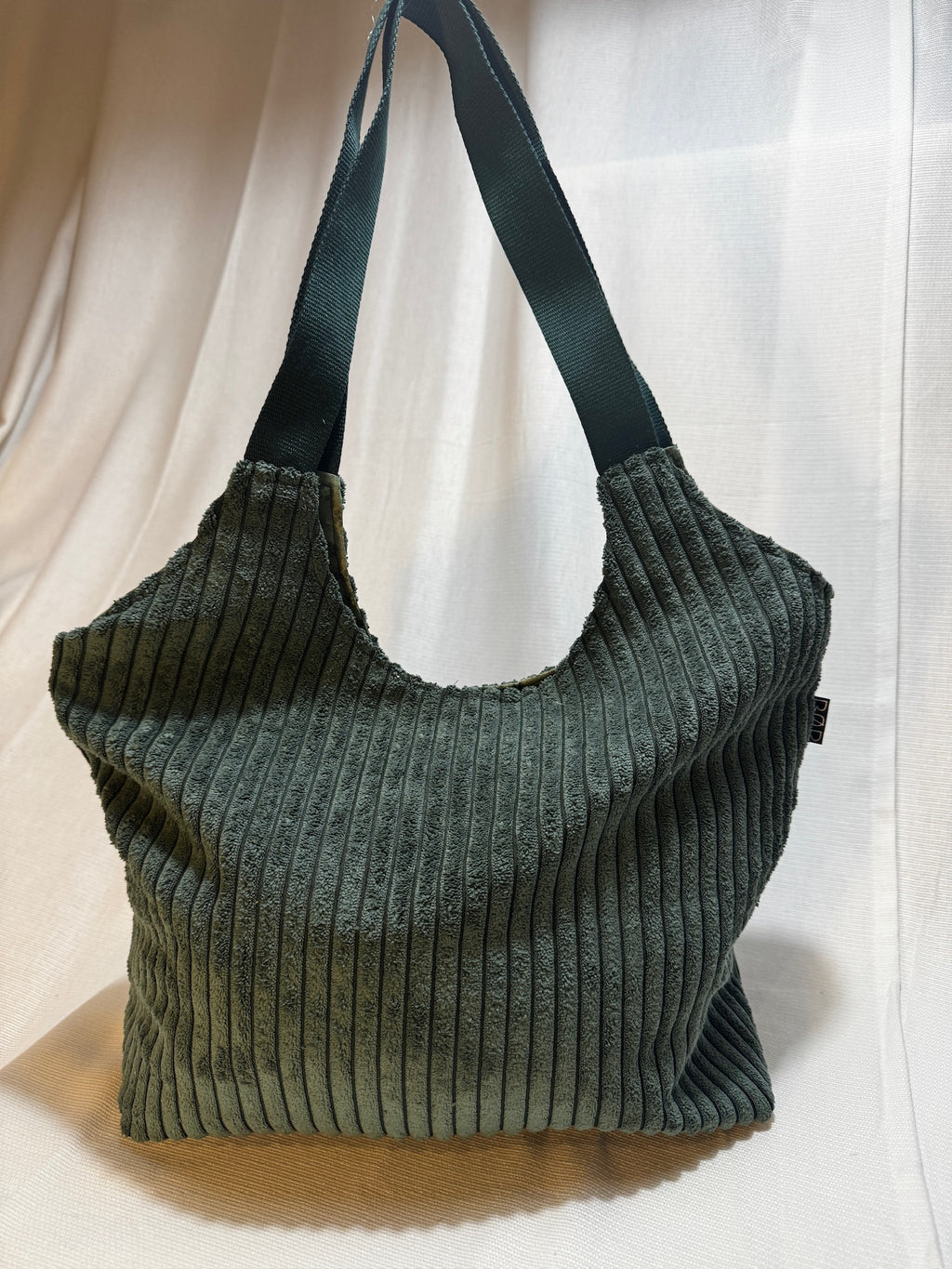 Breitcord-Umhängetasche Tannengrün