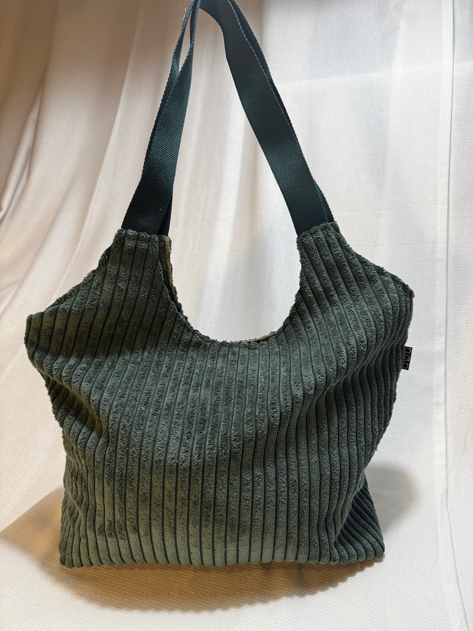 Breitcord-Umhängetasche Tannengrün