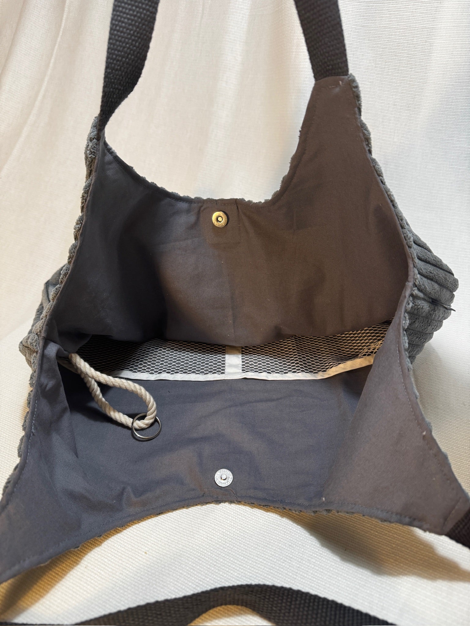 Breitcord-Umhängetasche Anthrazit