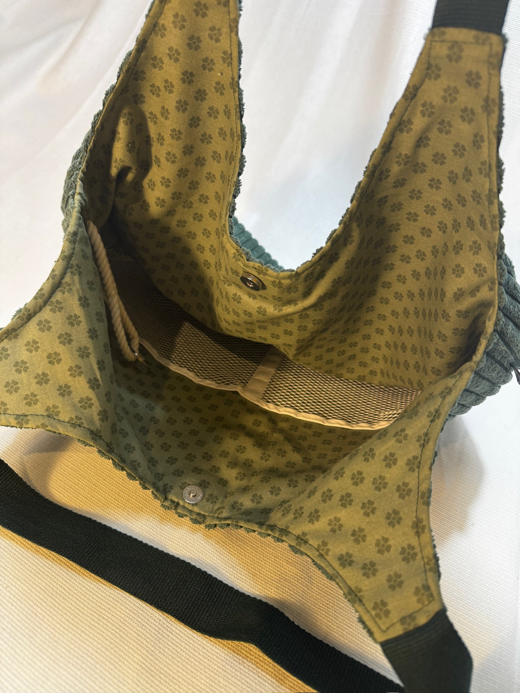 Breitcord-Umhängetasche Tannengrün