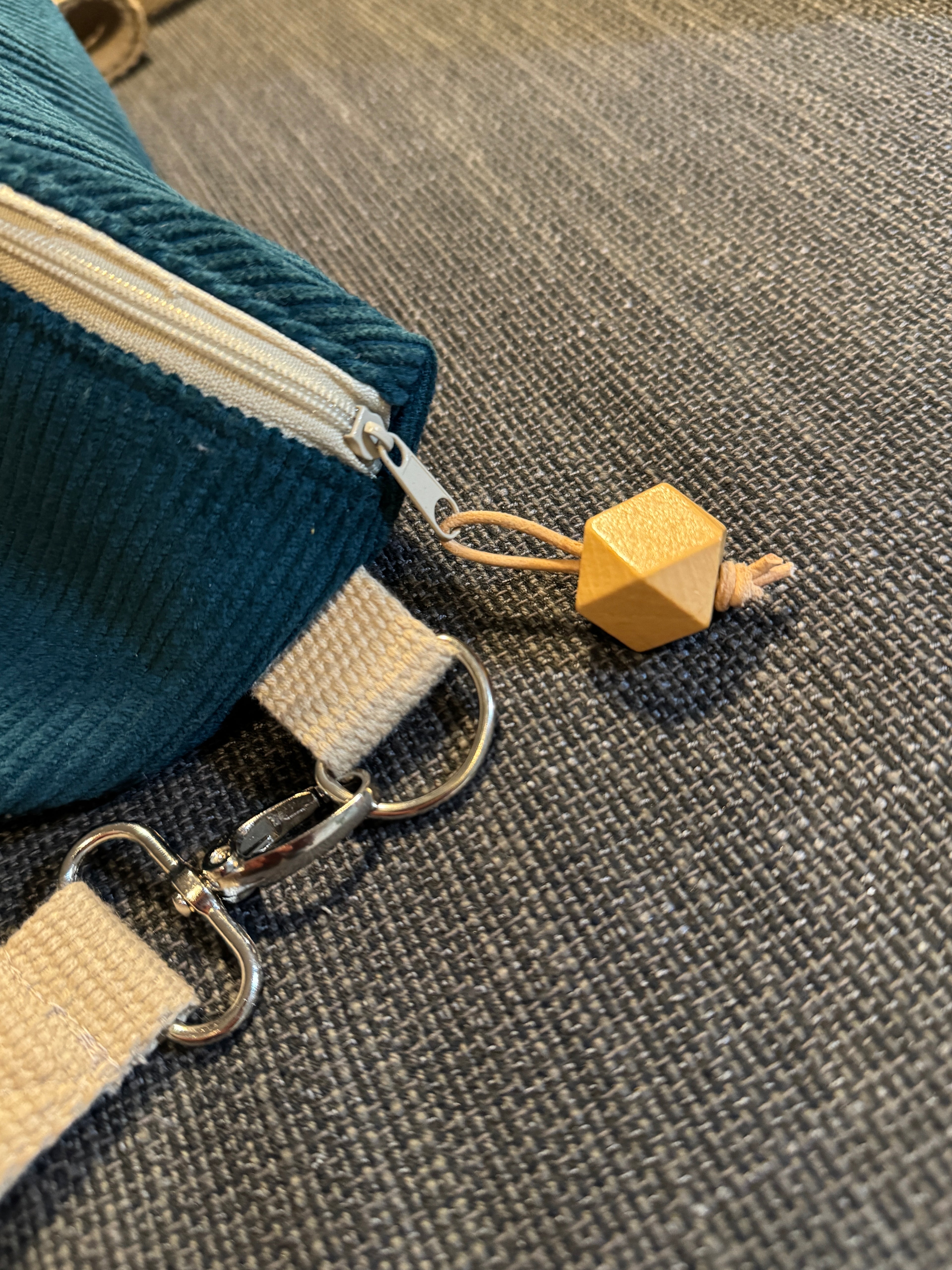 BØR Cord-Handtasche mit verstellbarem Schultergurt Türkis Beige