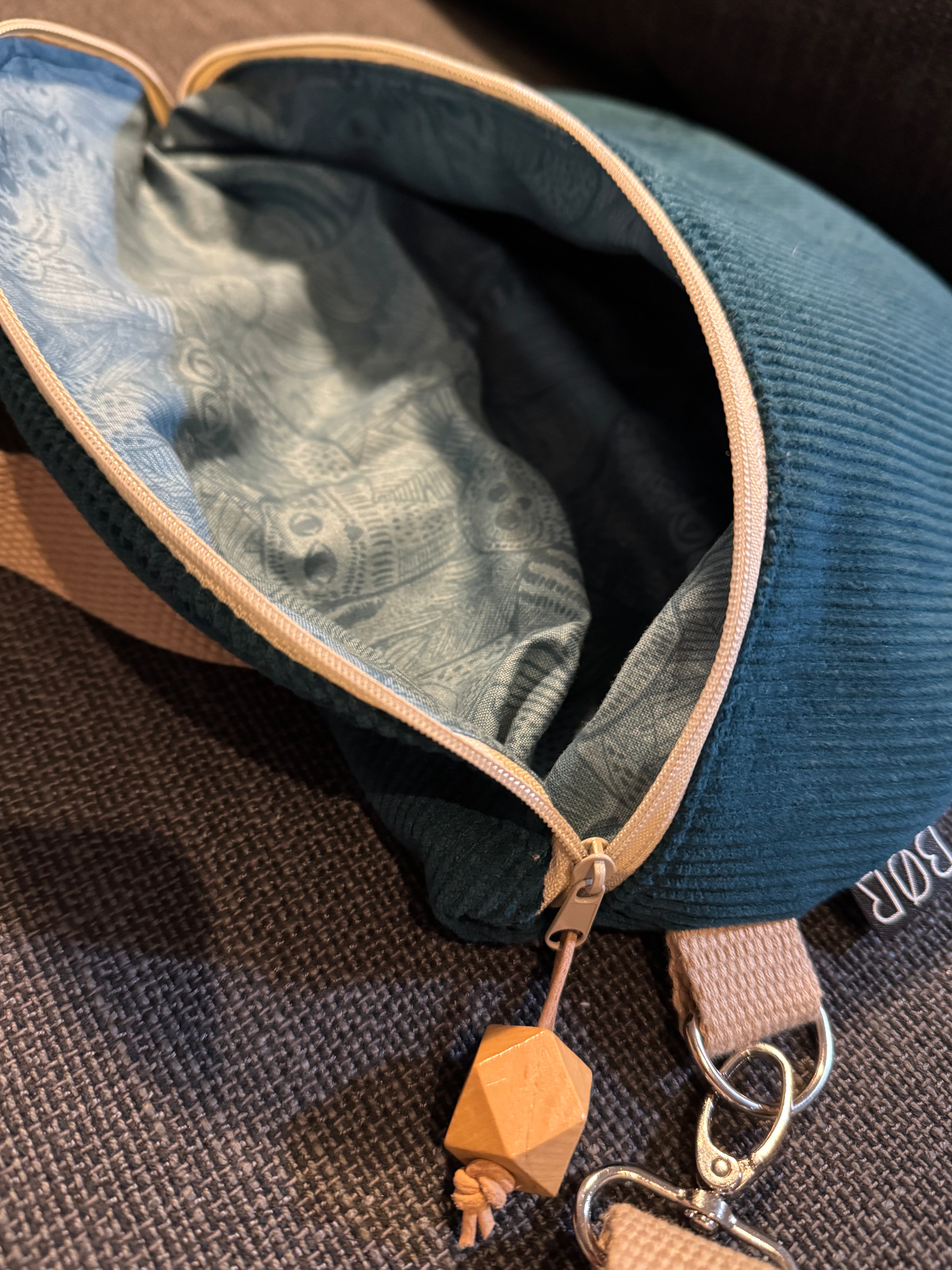 BØR Cord-Handtasche mit verstellbarem Schultergurt Türkis Beige