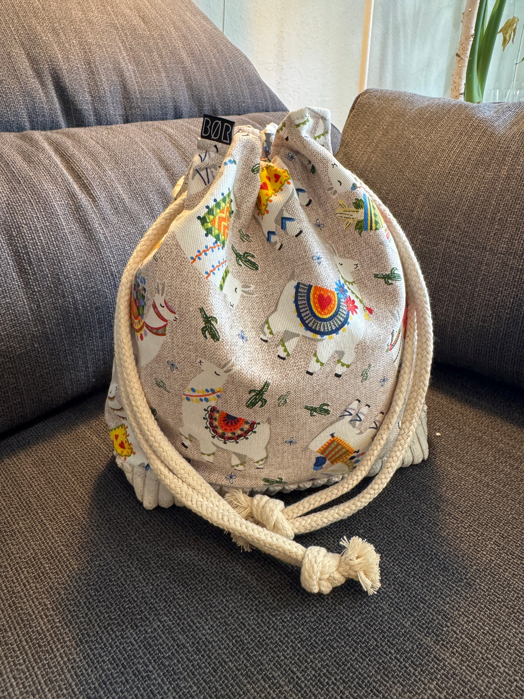 BØR Projekttasche mit Kordelzug – Lama Design in Beige - Größe M