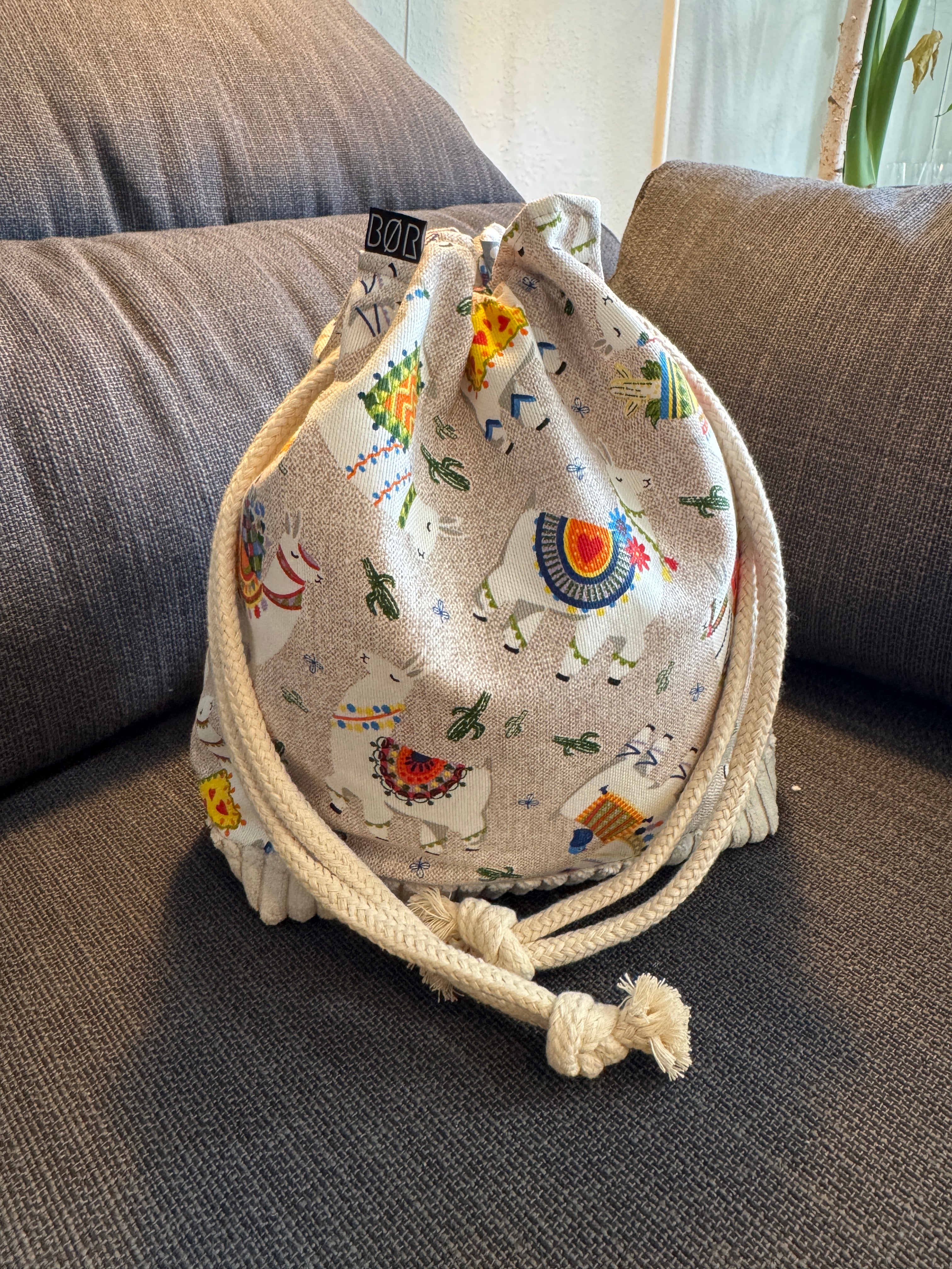 BØR Projekttasche mit Kordelzug – Lama Design in Beige - Größe M