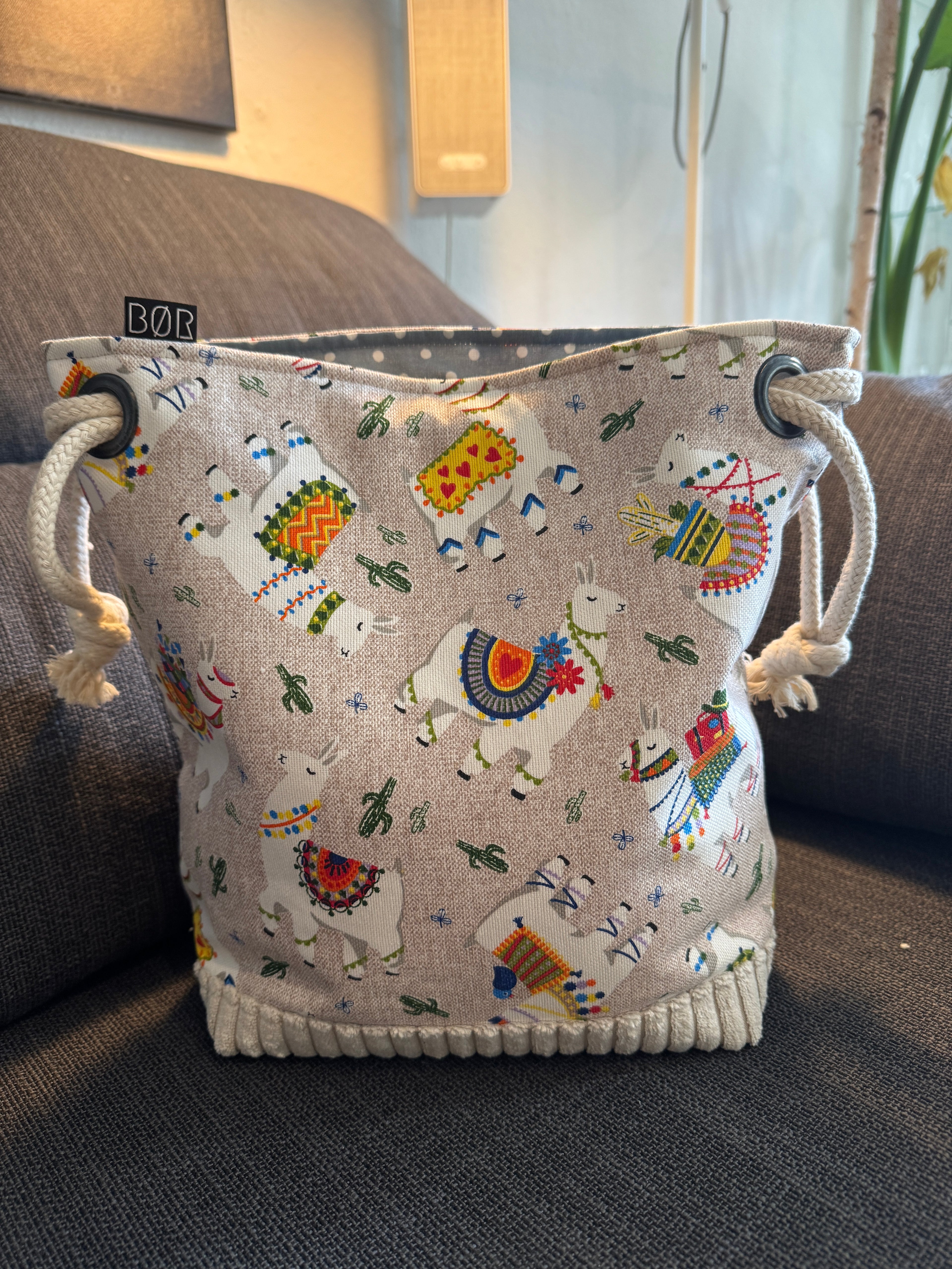BØR Projekttasche mit Kordelzug – Lama Design in Beige - Größe M
