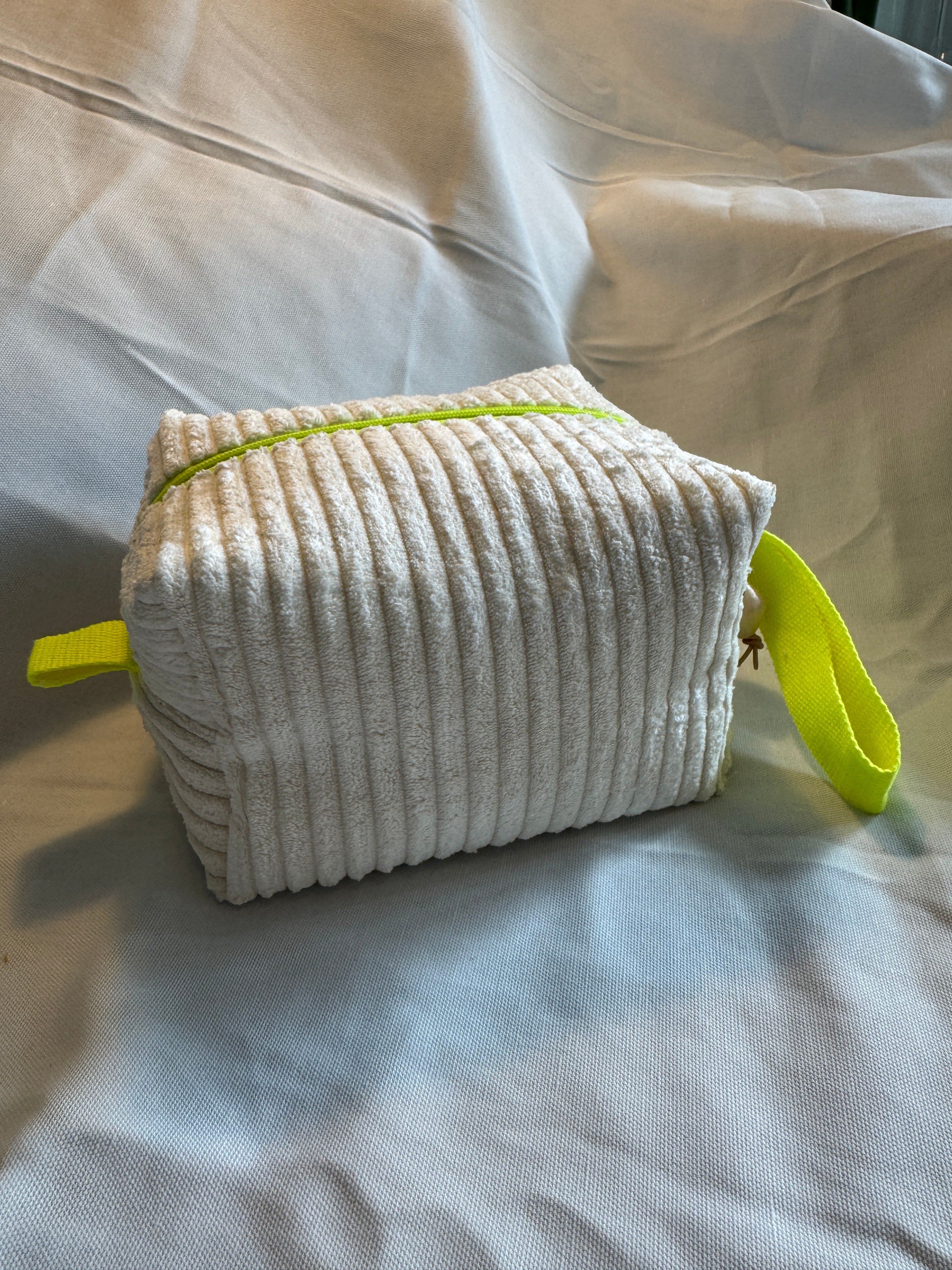 BØR Projekttasche mit Reißverschluss – Breitcord in Weiß mit Neon-Details - Größe S