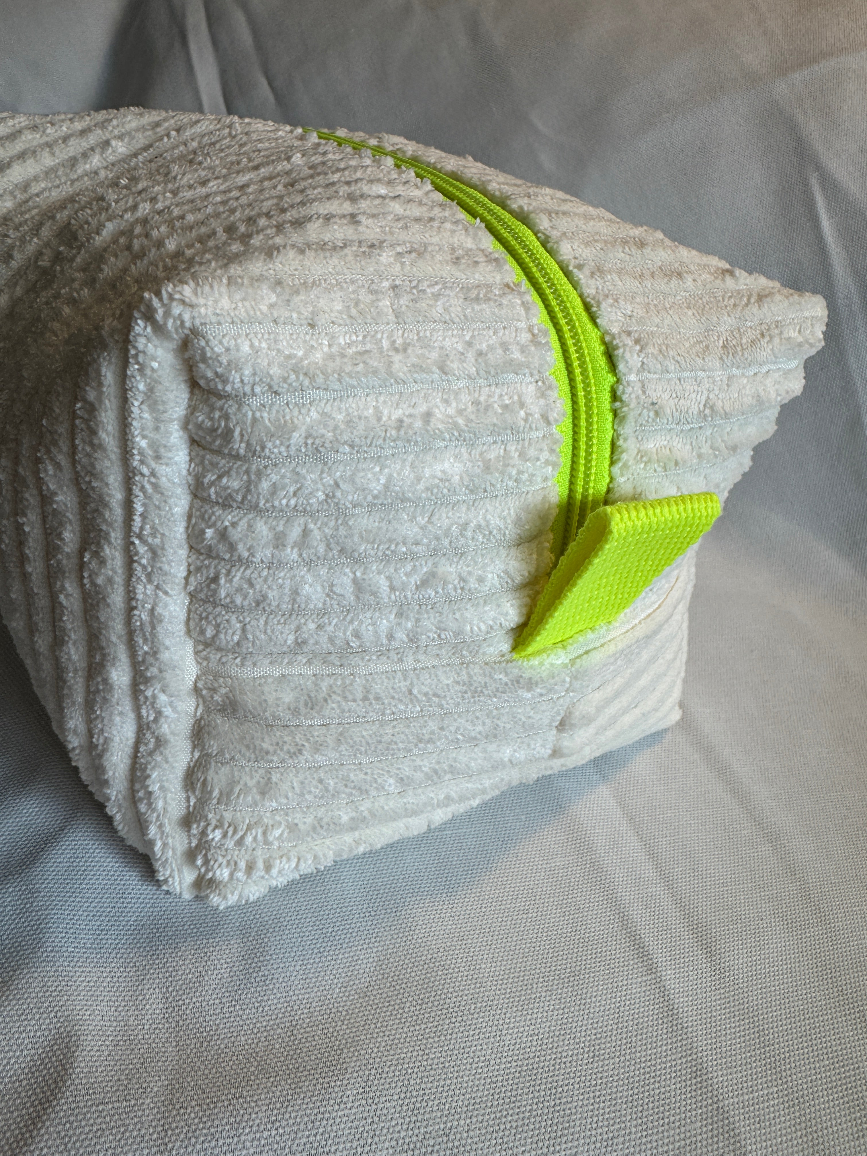 BØR Projekttasche mit Reißverschluss – Breitcord in Weiß mit Neon-Details - Größe S