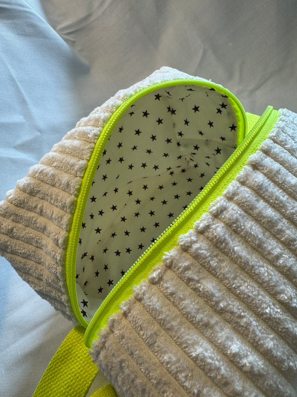 BØR Projekttasche mit Reißverschluss – Breitcord in Weiß mit Neon-Details - Größe S