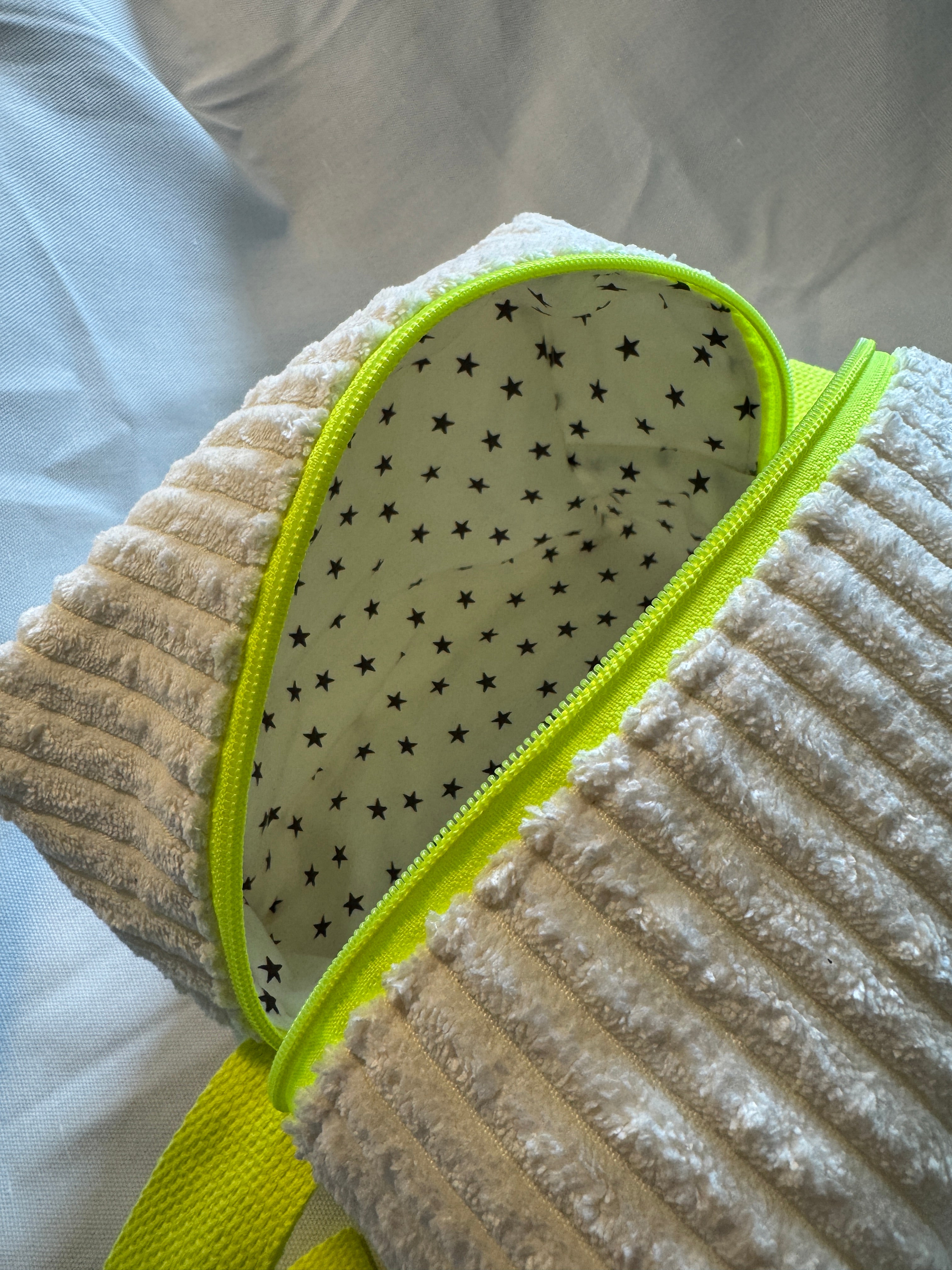 BØR Projekttasche mit Reißverschluss – Breitcord in Weiß mit Neon-Details - Größe S