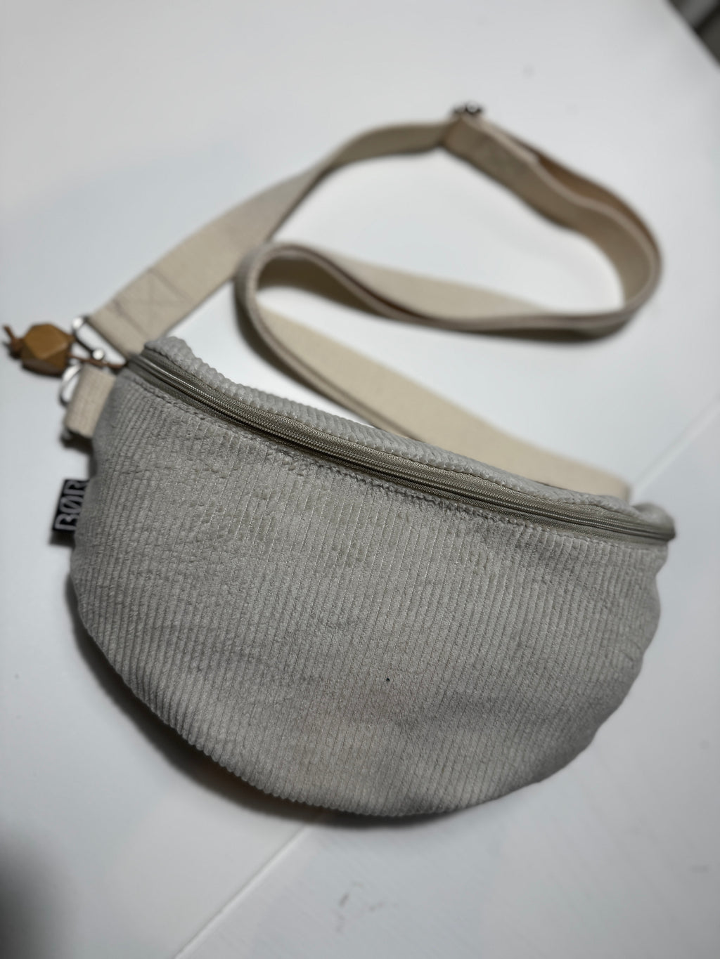 Cord-Handtasche mit verstellbarem Schultergurt