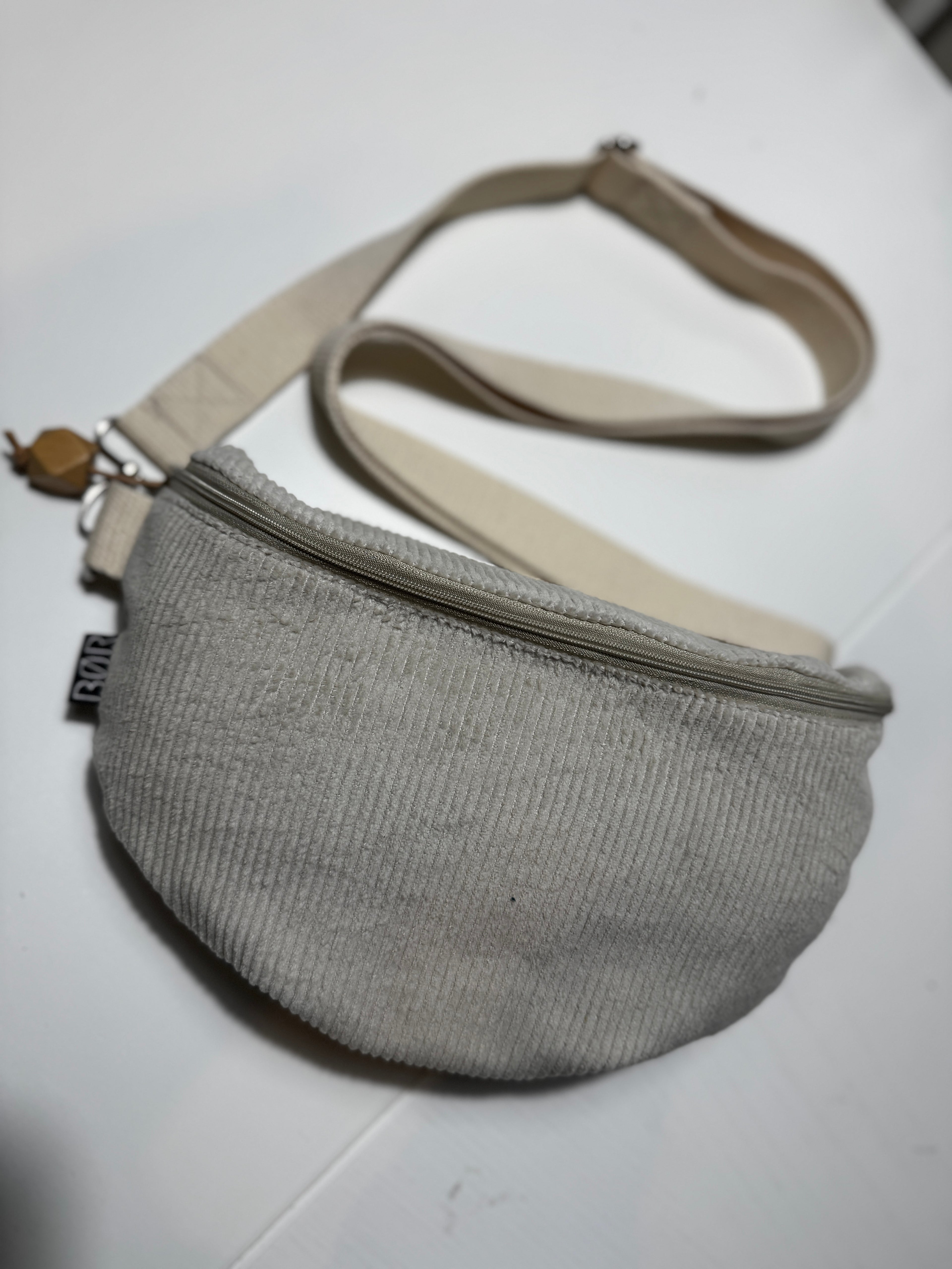 Cord-Handtasche mit verstellbarem Schultergurt