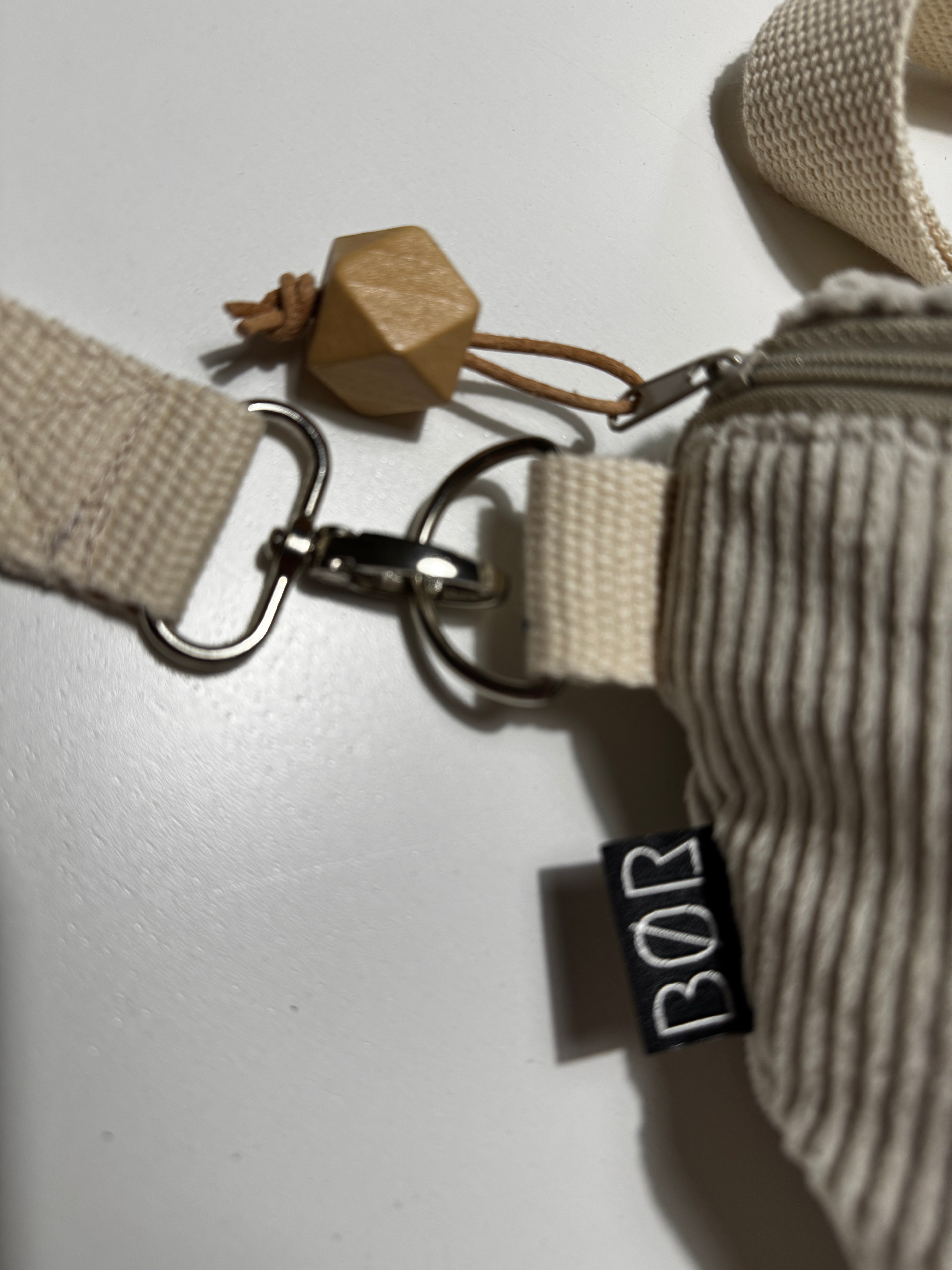 Cord-Handtasche mit verstellbarem Schultergurt