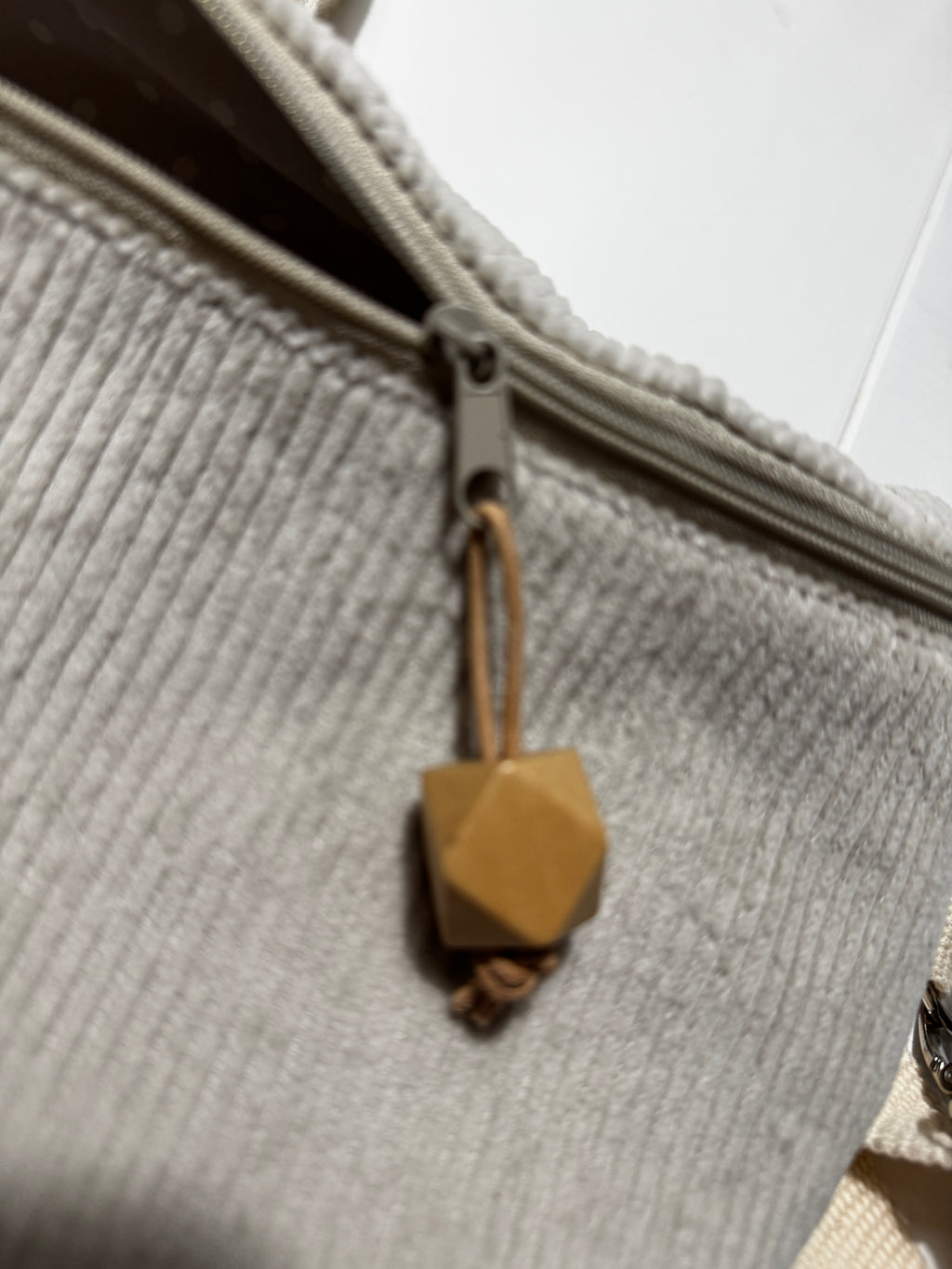 Cord-Handtasche mit verstellbarem Schultergurt