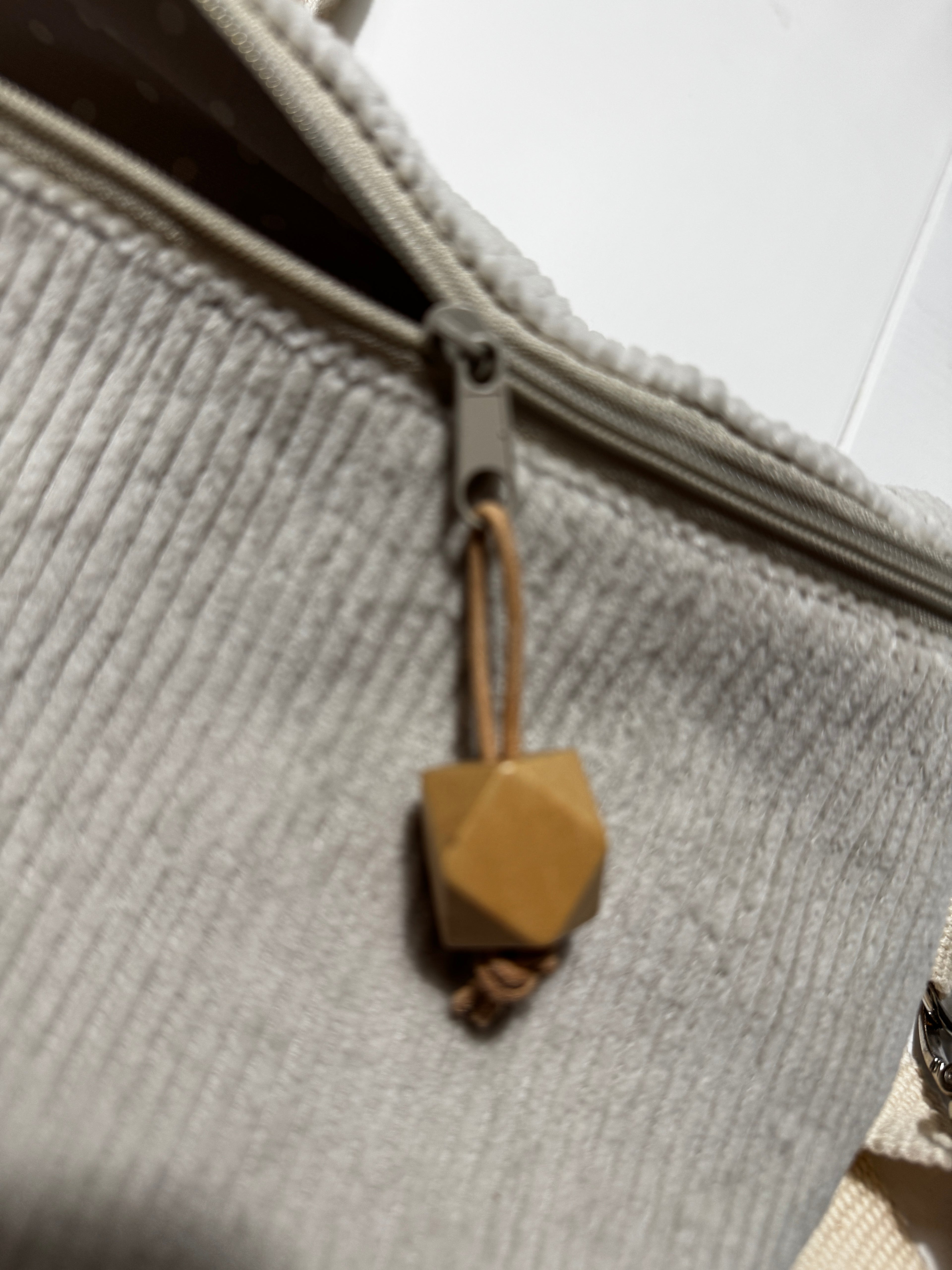 Cord-Handtasche mit verstellbarem Schultergurt