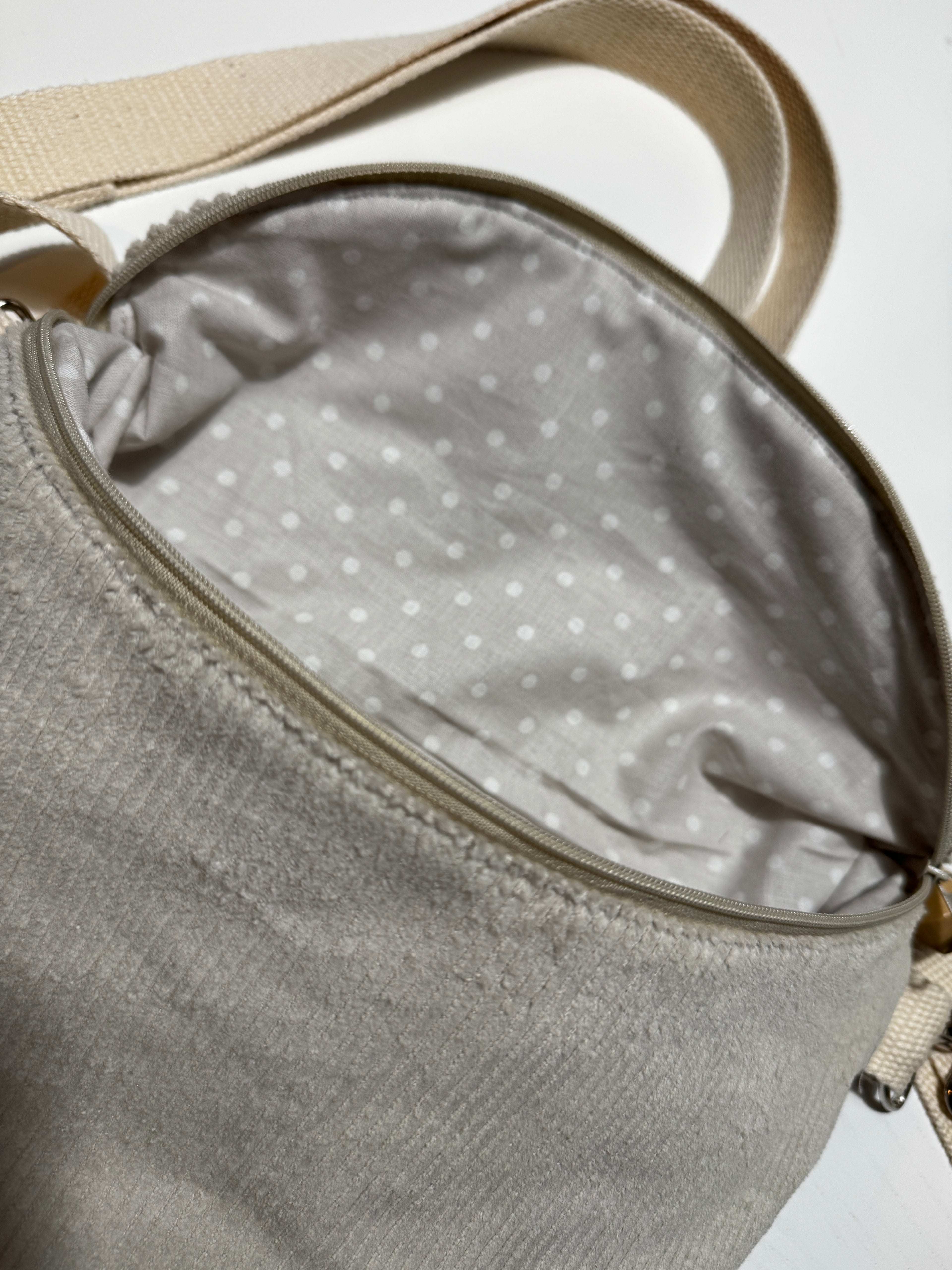 Cord-Handtasche mit verstellbarem Schultergurt